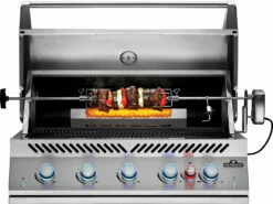 Napoleon Serie 700 38 RB Encastrar BIG38RBPSS -Weber Tienda de ventas BIG38RB Grillhead Str Open KnobsLit BurnerOn Rotisserie WithFood 1