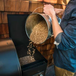 Traeger Saco 9 Kg. Pellet Para Barbacoas Pecan 5 Traeger Saco 9 Kg. Pellet Para Barbacoas Pecan -Weber Tienda de ventas Fueled by All Natural Hardwood Image